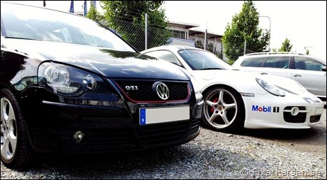 Polo Gti står bland andra racebilar Polo Gti står bland andra racebilar