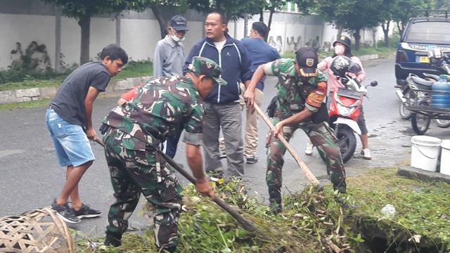 Jaga Kebersihan Lingkungan, Personel Jajaran Kodim 0207/Simalungun Berjibaku Bersama Masyarakat Laksanakan Gotong Royong