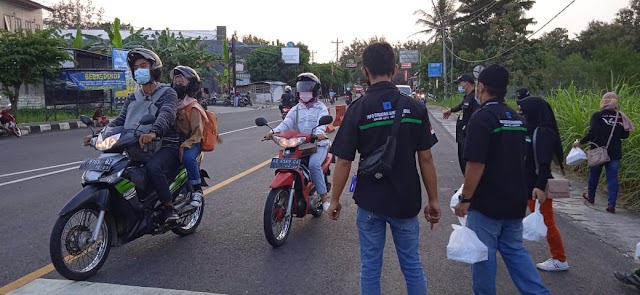 Kegiatan Tahunan Komunitas Info Cegatan Gunungkidul " ICG" Berbagi Takjil Di Lampu Merah Galri