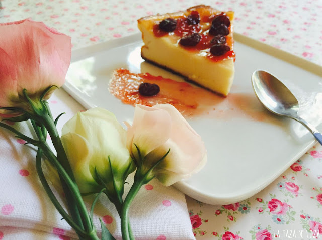 Detalle de la tarta de queso con arándanos