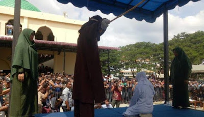 Berani Bermesraan Di Bawah Payung Masjid Raya Baiturrahman Mahasiswa Kena Cambuk 