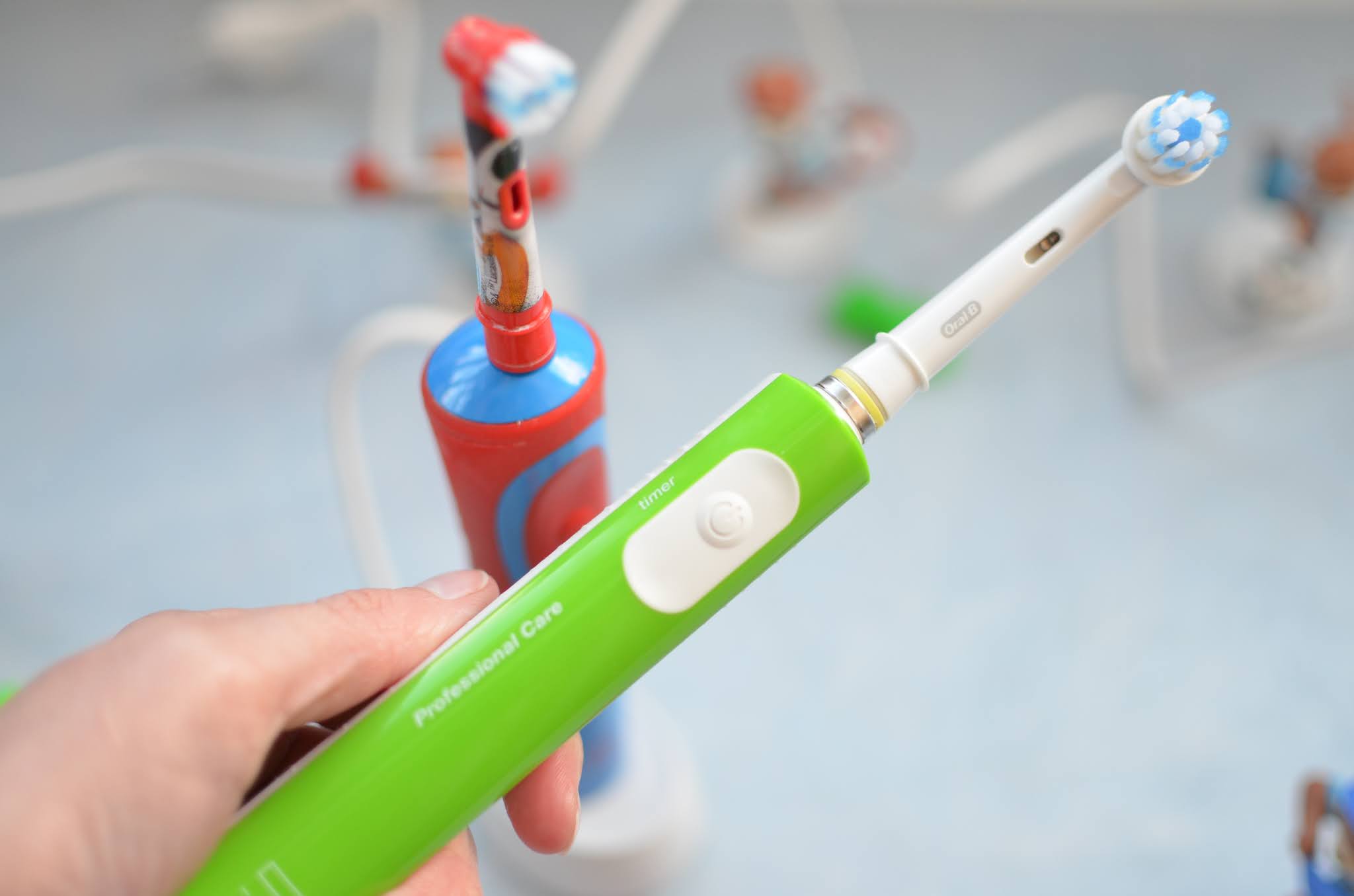 Зубна електрична щітка Oral-B Junior Sensi Ultrathin та Oral-B "Star Wars" Kids Stages