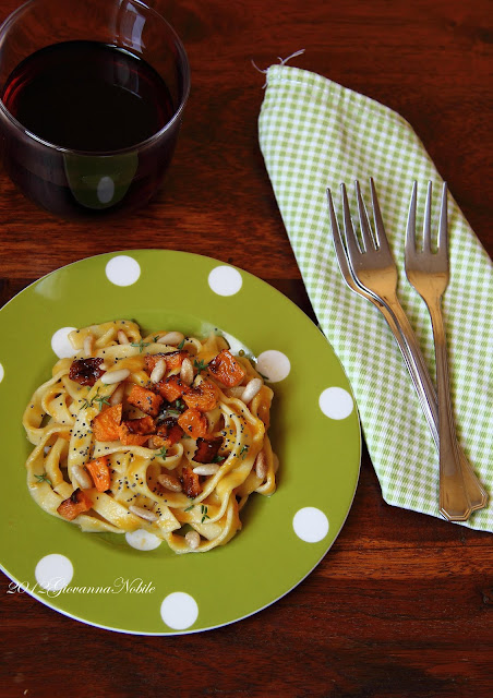 Tagliatelle-crema-zucca-pinoli-semi-papavero