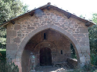 Detall del porxo, d'arc apuntat, i del portal adovellat de la capella de Sant Marçal de Puig-reig