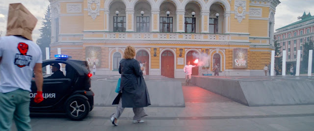 Женщина идет к драмтеатру - кадр из фильма Пара из будущего