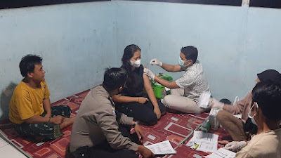 Polsek Kragilan Polres Serang Monitoring Vaksin Door To Dor di Desa Sentul Kec Kragilan