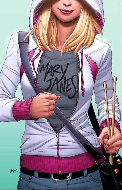 Na imagem: Capa promocional de uma HQ da Spider-Gwen, que mostra ela do nariz até a cintura vestindo um moletom branco com detalhes rosas, o zíper meio aberto mostrando uma camisa cinza escrito "Mary Janes". Uma de suas mãos está com o punho cerrado numa posição de poder e a outra segurando duas baquetas.