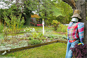 Espantapájaros en los Jardínes de Pickity Place en Mason, New Hampshire