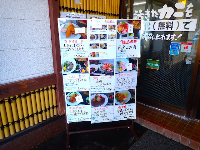 這家餐廳以便宜又美味而聞名！事實上，它比市場餐廳便宜得多！
