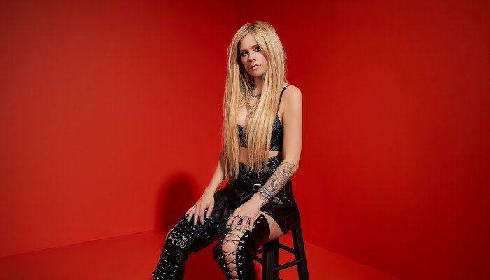 Reviews: Avril Lavigne está de vuelta y sirviendo a la angustia milenaria con Love Sux