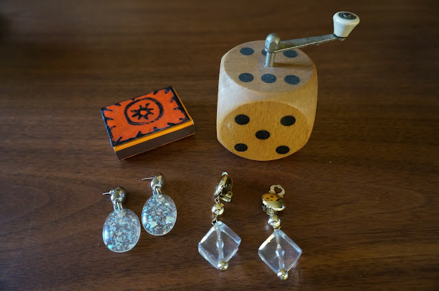 poivrier dé , porte boite d'allumettes , boucles d'oreille  pepper mill dice shape , enamel matchbox , ice cube earrings , lucite and glitter earrings 1960s 60s
