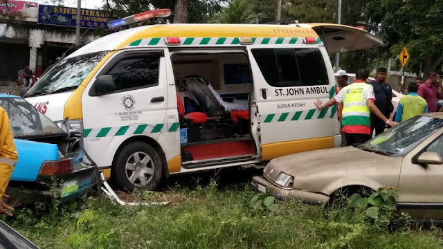 Dashcam Ambulan St John Rakam Proton Wira Melintas Menyebabkan Mereka Terbabas