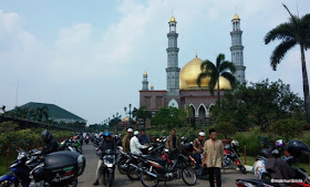 Lahan Parkir Masjid Kubah Emas