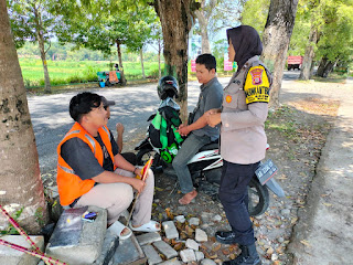 SAMBANGI JURU PARKIR BHABINKAMTIBMAS KALURAHAN GIRIPENI SAMPAIKAN PESAN KAMTIBMAS