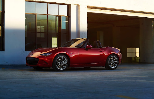 Front 3/4 view of 2017 Mazda MX-6 Miata Grand Touring