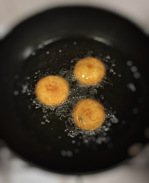 Frying the kachori ©bighomebird