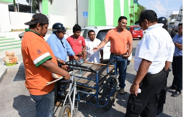 Multan a ciudadano con $1600 pesos por no portar placas para su TRICICLO más el arrastre de la grúa (VIDEO).