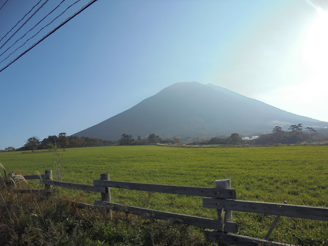 大山牧場の牧草地の風景