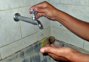 Moradores de São Gonçalo criticam a Embasa por não informar interrupção no fornecimento