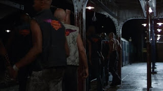 Los Toros Locos sobre el pavimento impecable de una parada de tren urbano - The Warriors