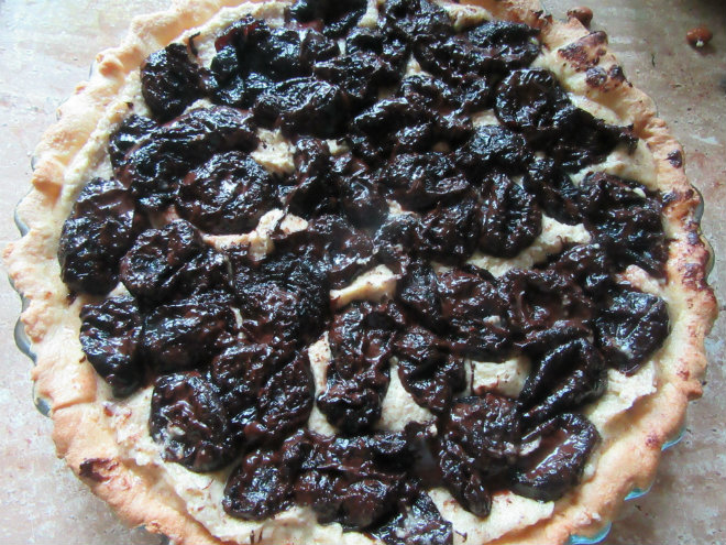 Prune, chocolate and almond tart by Laka kuharica: scatter around the prunes, pressing down lightly.