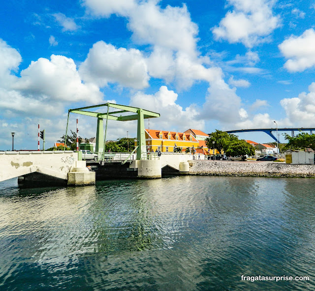 Ponte de acesso ao bairro judeu de Scharloo em Willemstad, Curaçao