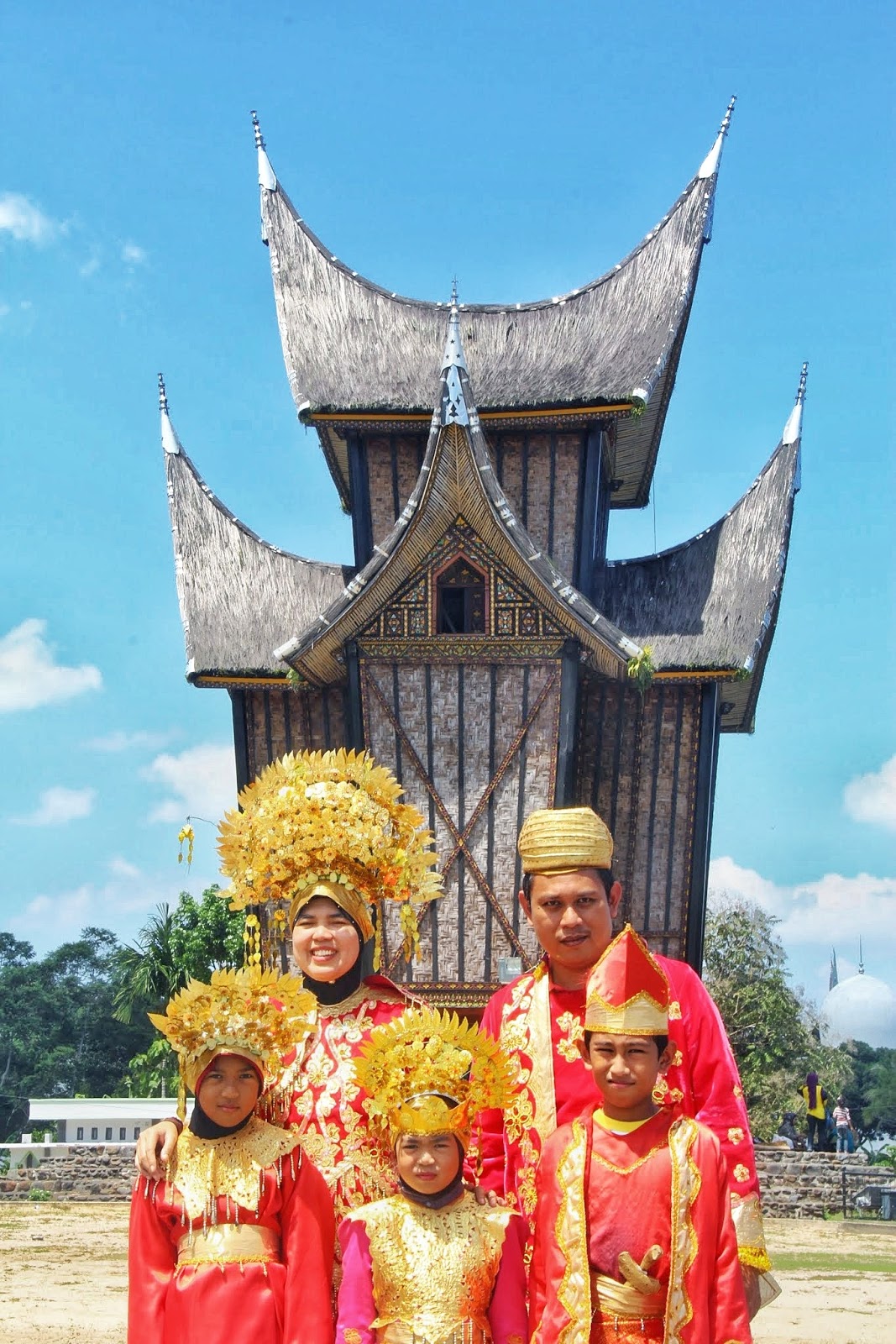Bergaya Dengan Pakaian Tradisional Melayu
