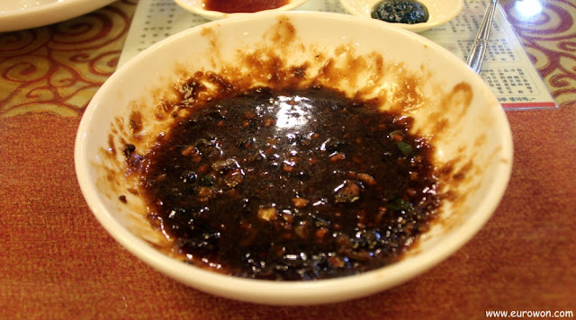 Restos de un plato de ricos Jjajangmyeon