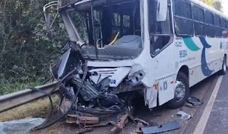 UMA PESSOA MORRE E 18 FICAM FERIDAS APÓS CARRO INVADIR PISTA CONTRÁRIA E BATER DE FRENTE COM ÔNIBUS