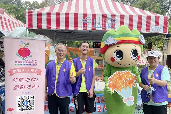 ▲今天公益攤位由「社團法人彰化縣蕪菁愛家園關懷協會」設攤義賣，所得支持照顧10多位身心障礙的孩子，以自力救濟的方式，來增加每位學員的經濟與自信。（記者林明佑翻攝）