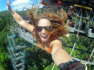 12.Tidak semua orang dapat melakukan selfi saat mengikuti olahraga jantung Bungee jump.