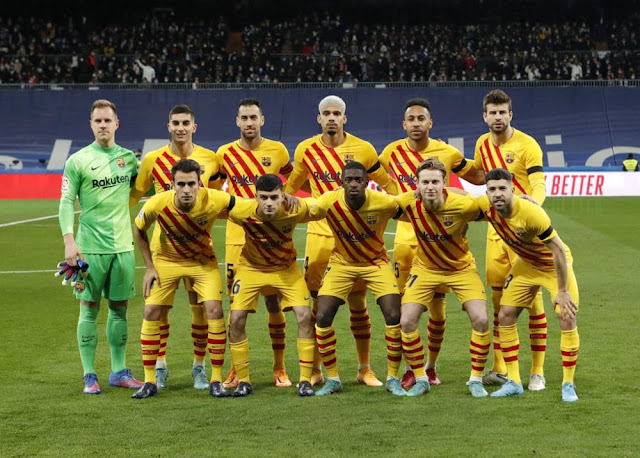 F. C. BARCELONA. Temporada 2021-22. Ter Stegen, Ferran Torres, Busquets, Ronald Araújo, Aubameyang, Piqué. Eric García, Pedri, Dembelé, Frenkie De Jong y Jordi Alba. REAL MADRID C. F. 0 F. C. BARCELONA 4 Domingo 20/03/2022, 21:00 horas. Campeonato de Liga de 1º División, jornada 28. Madrid, estadio Santiago Bernabéu: 60.017 espectadores. GOLES: 0-1: 29’, Aubameyang. 0-2: 38’, Ronald Araújo. 0-3: 47’, Ferran Torres. 0-4: 51’, Aubameyang.