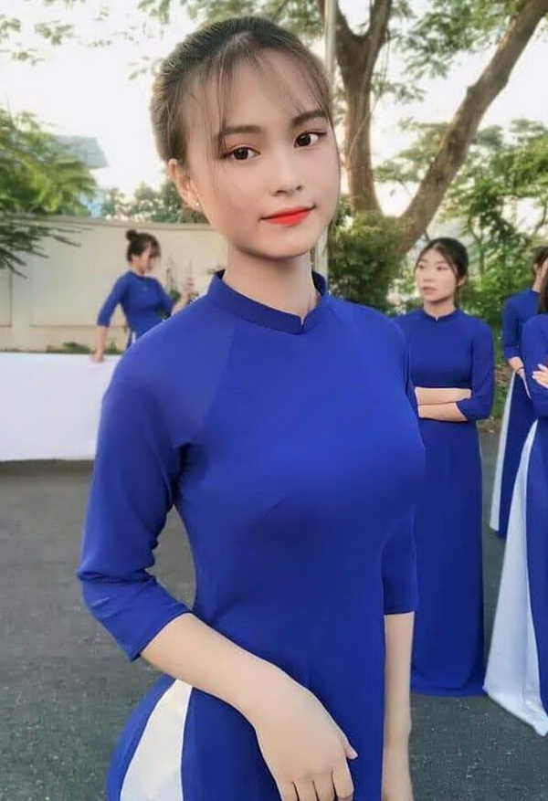 Thiếu nữ áo dài xanh