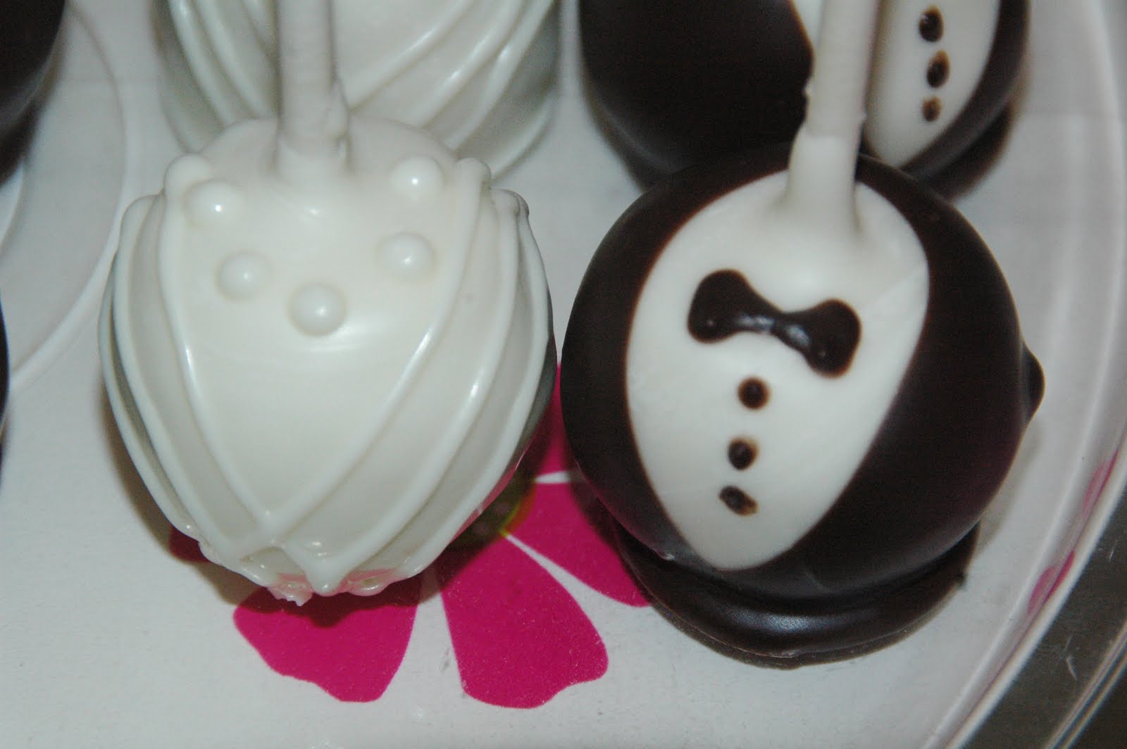 wedding cake pops images Posted by Kimberlee Peers-Moore at 2:23 PM