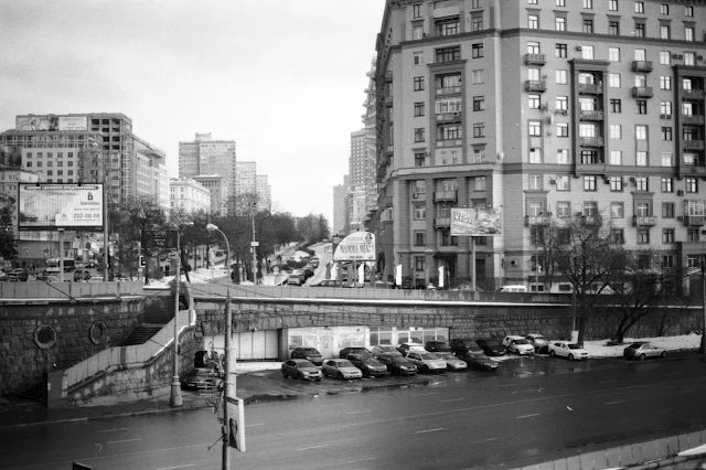 вид с Новоарбатского моста, Смоленская набережная, улица Новый Арбат