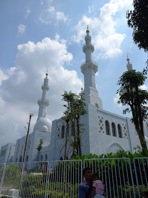 Bagian luar Masjid Syeikh Zayed