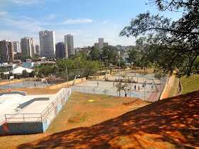 Quadras e pista de skate no Bosque Maia em Guarulhos