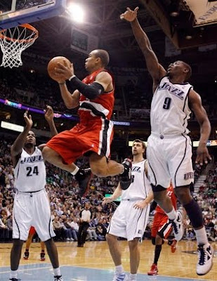 Bayless goes baseline with the two-handed double-clutch on Millsap, via NBA.