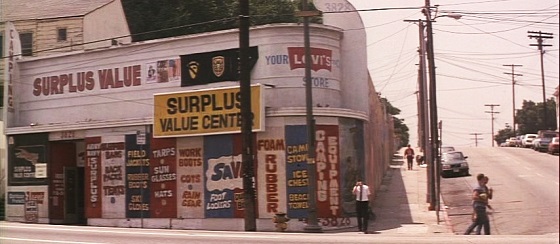 壁画と坂が印象的なsurplus Value Center T映画ログ