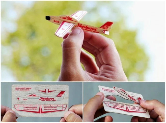 بطاقة عمل شركة طيران على شكل طائرة صغيرة