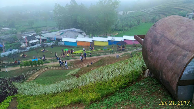 Rumah Hobbit Taman Kelinci Batu