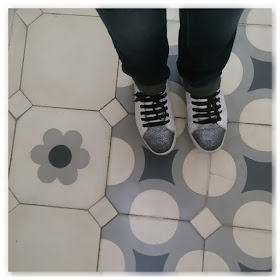 baskets à paillettes argentées sur le carrelage de la maison gaudi