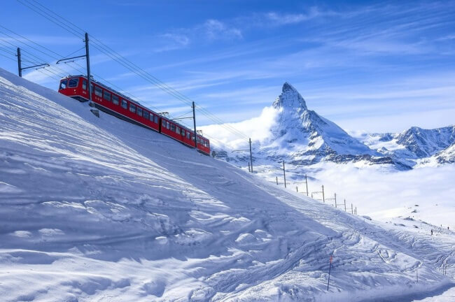 28 Fascinating Pictures That Will Satisfy Every Perfectionist - The train made the scenery even better.