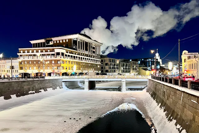 вид с Малого Москворецкого моста, Водоотводный канал, Чугунный мост