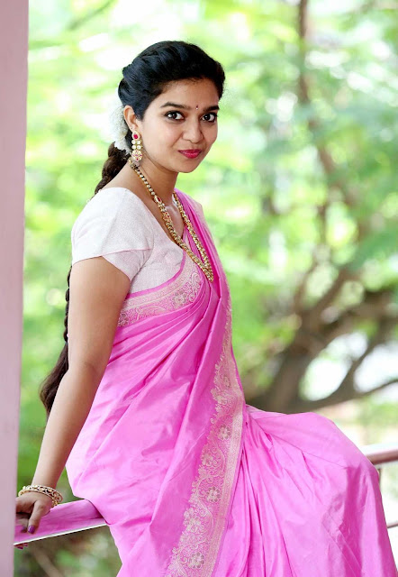 Tollywood actress Swathi Reddy smiling pics in saree