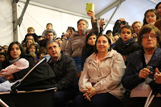 Cientos de personas dan la bienvenida a los Reyes