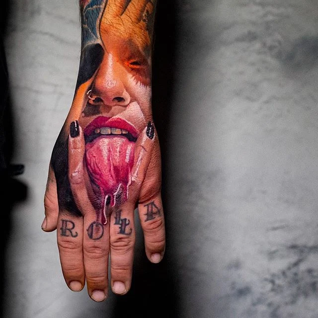Tatuaje de lengua sobre dedos