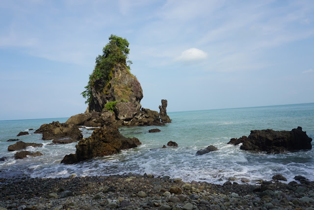 eksotisnya pantai karang agung kebumen