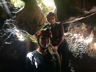 Dos amigas disfrutan de una aventura inolvidable dentro de las misteriosas cavernas ceremoniales, conectándose con la energía ancestral."