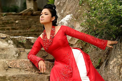 Viet Trinh in ao dai